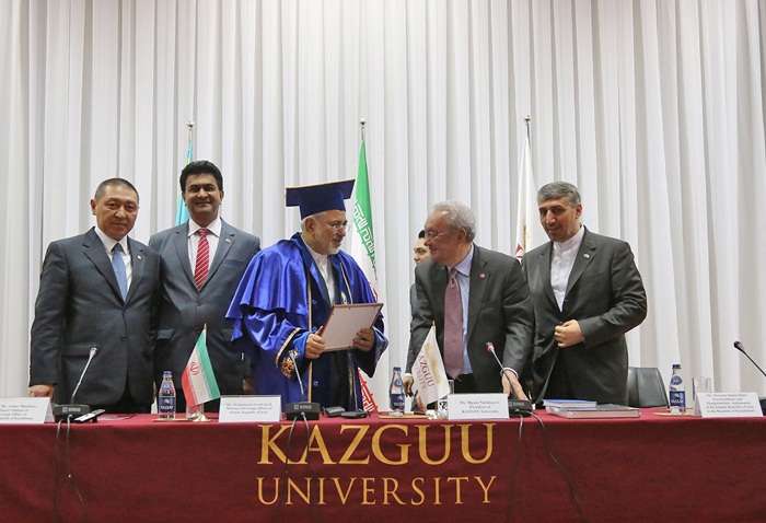 اعطای دکتری افتخاری به ظریف در دانشگاه حقوق و علوم انسانی آستانه