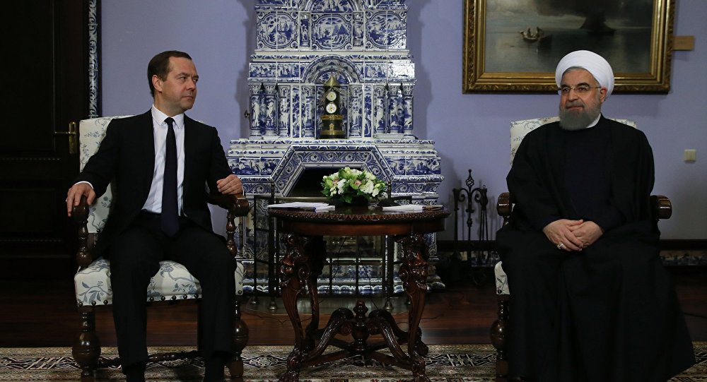 دیدار روحانی و مدودیف/ تاکید بر گسترش فراگیر روابط دوجانبه و منطقه ای تهران-مسکو