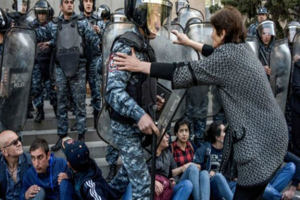ادامه اعتراضات ضددولتی در ارمنستان و بازداشت ۲۳۰ معترض