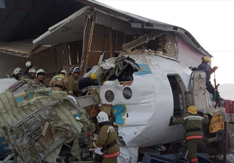 سقوط هواپیمای مسافربری در قزاقستان ۱۵ کشته و ۶۶ زخمی به‌جای گذاشت