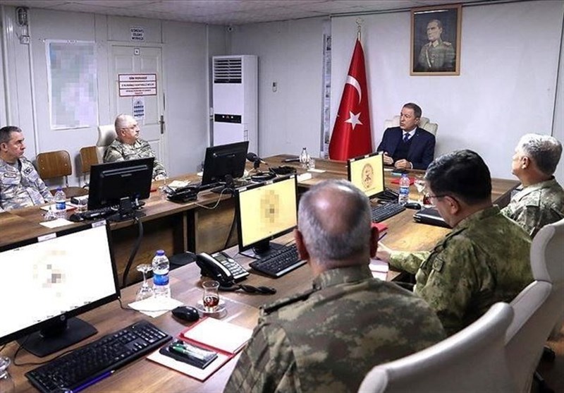 جلسه ویژه وزیر دفاع و فرماندهان ارتش ترکیه در مرز سوریه