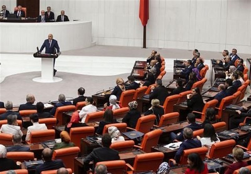 پارلمان ترکیه: اظهارات ماکرون می تواند درگیری عمیقی بین پیروان ادیان مختلف ایجاد کند
