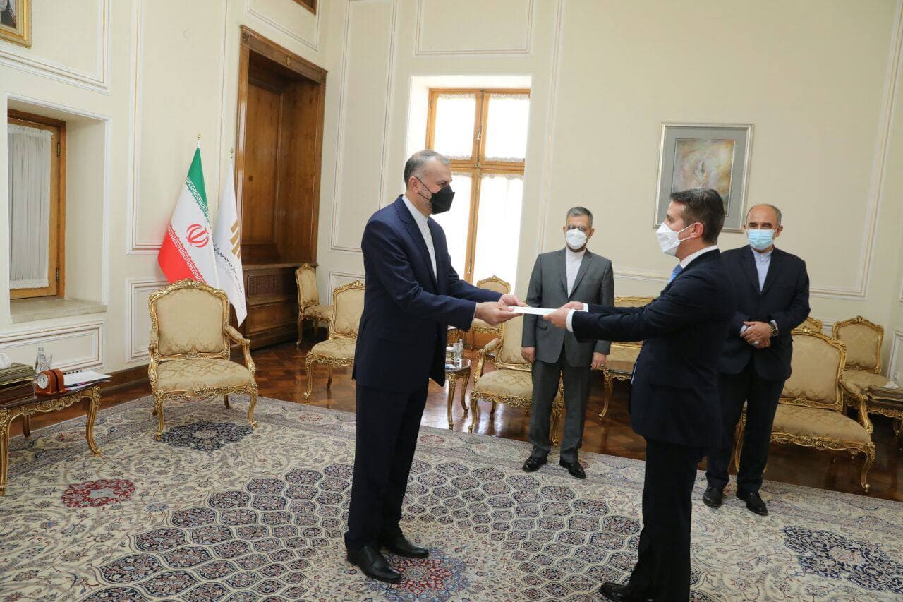 تقدیم رونوشت استوارنامه سفیر جدید آذربایجان به وزیر امور خارجه کشورمان